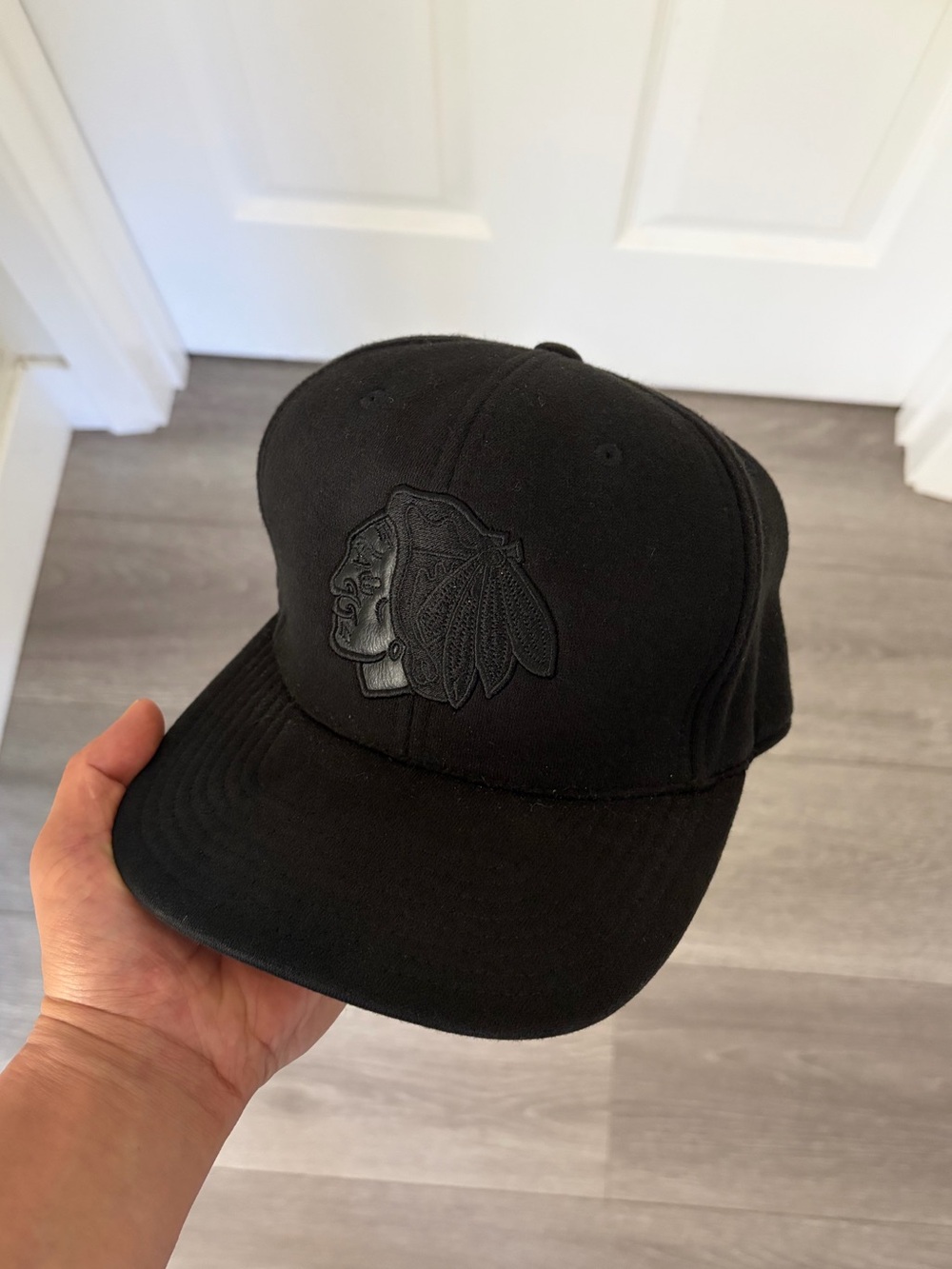 Mitchell & Ness Chicago Blackhawks NHL Fitted Hat  7 1/2, 60 cm Black on Black